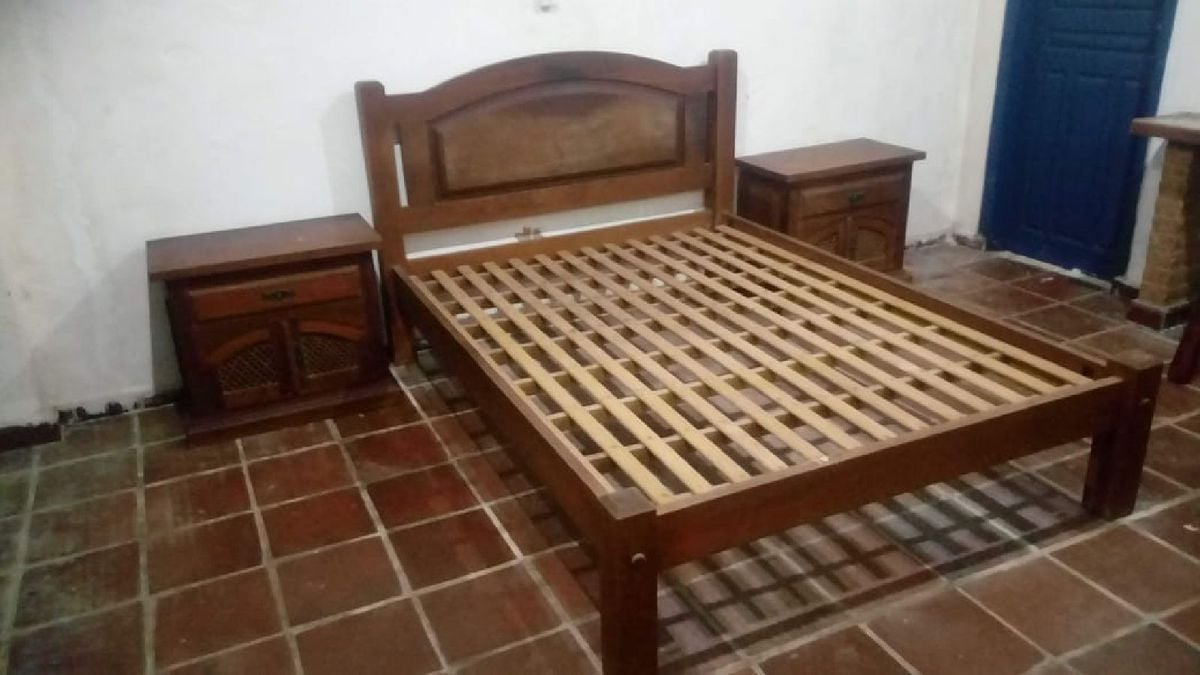 Cama de Casal Antiga Feita em Madeira Maciça 2 Criados Mudos Móvel