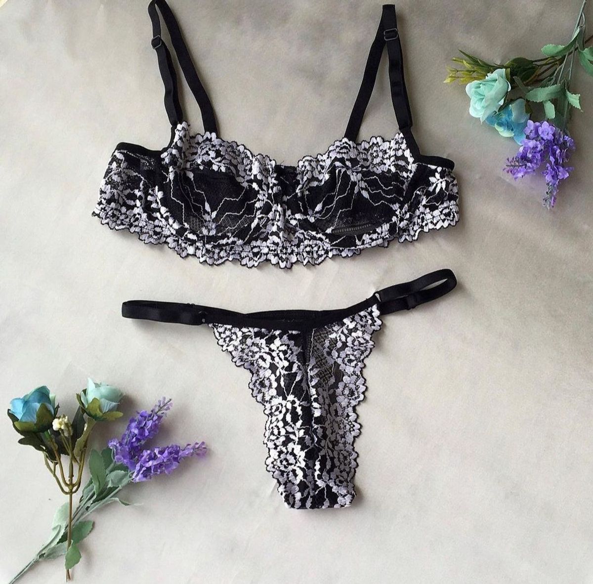 Conjunto de Lingerie Preto e Branco Uma Linda Peça para Realçar Mais a