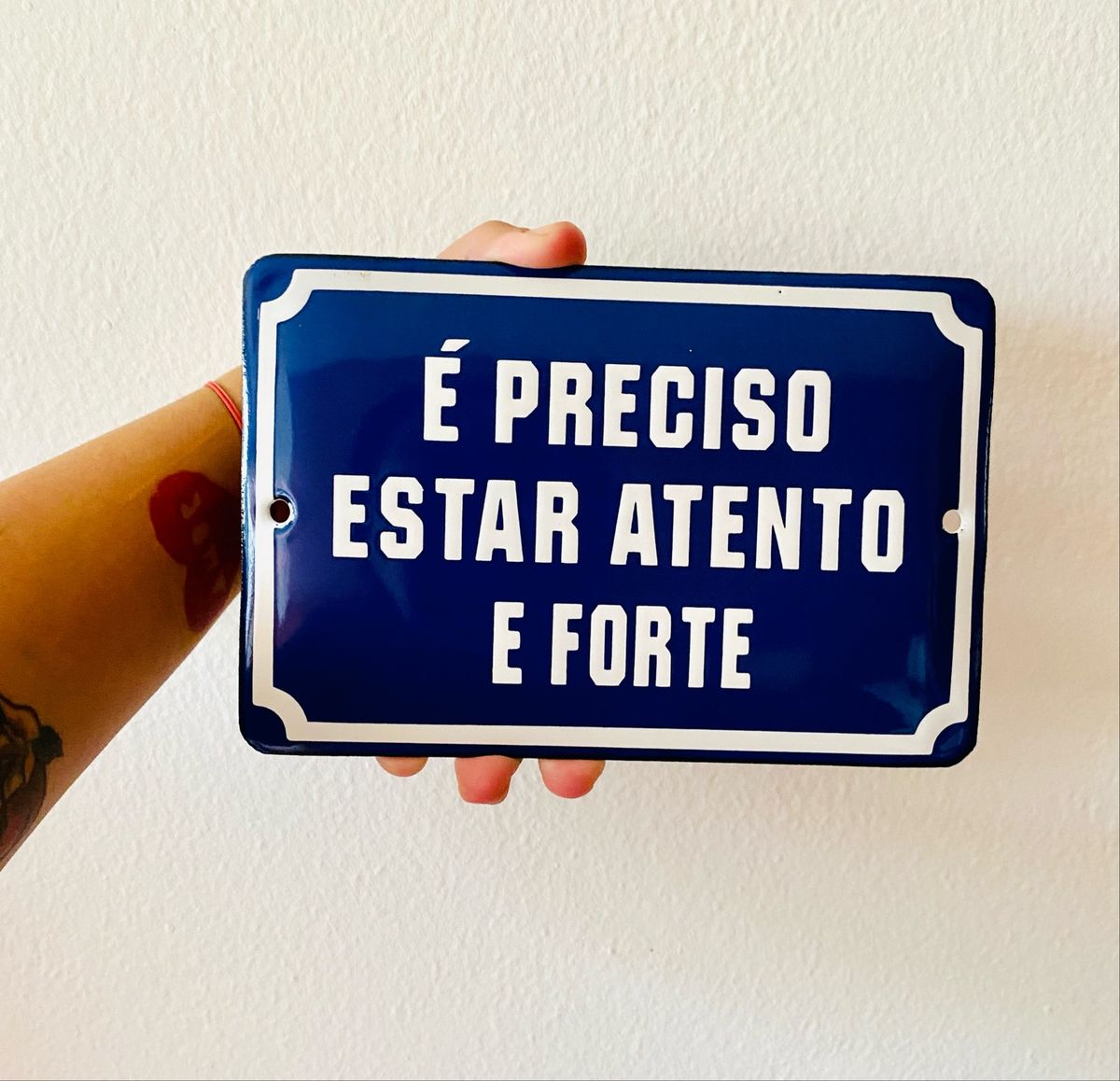 Placa Preciso Estar Atento e Forte Item de Decoração Placa Esmaltada