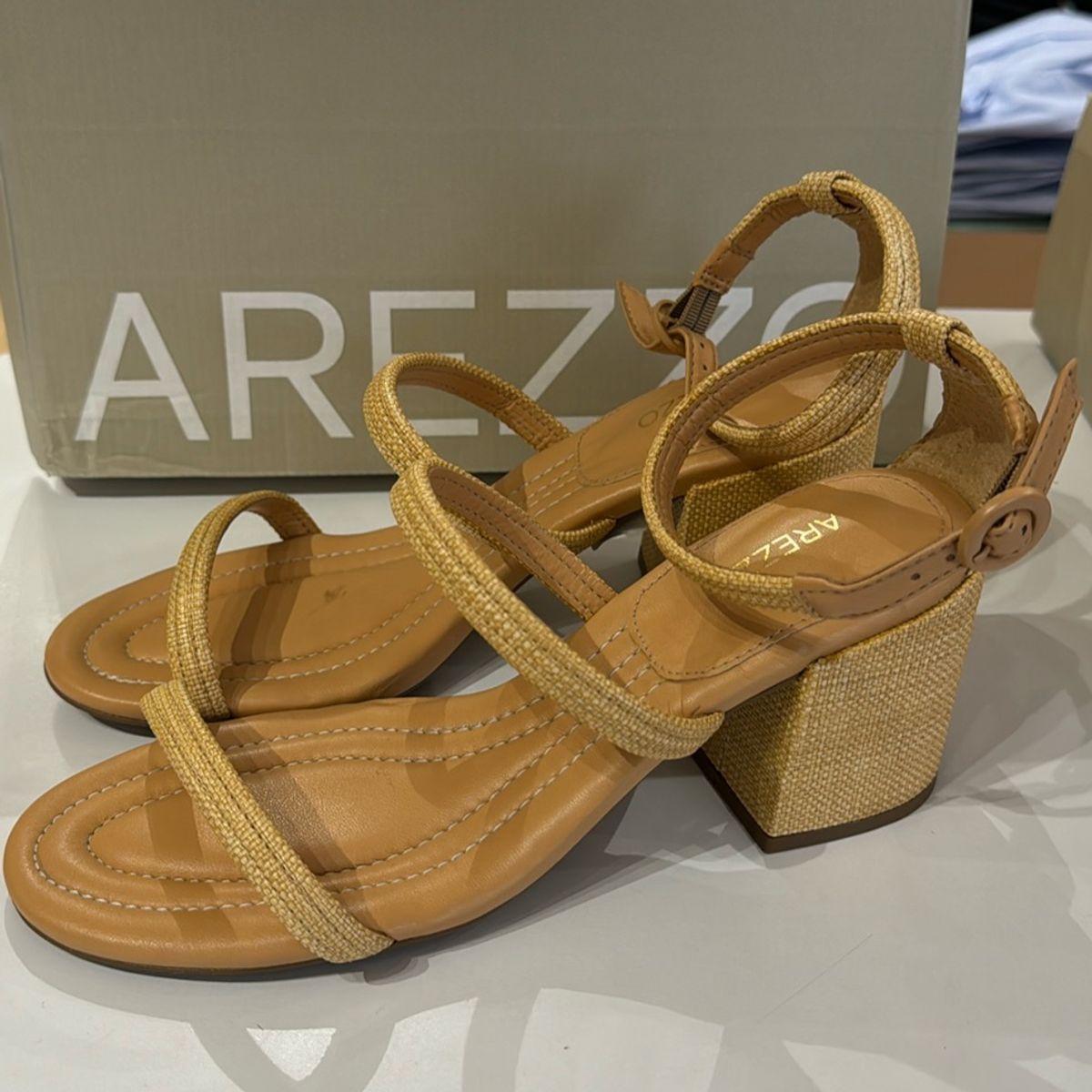 Sandália Nude Arezzo Nova Rasteira Feminina Arezzo Nunca Usado