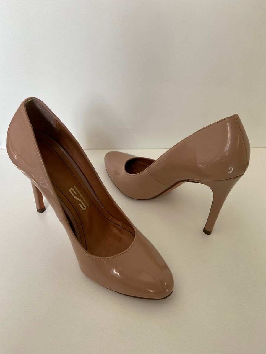 Scarpin Nude Verniz Santa Lolla Bico Redondo Salto Fino Sapato