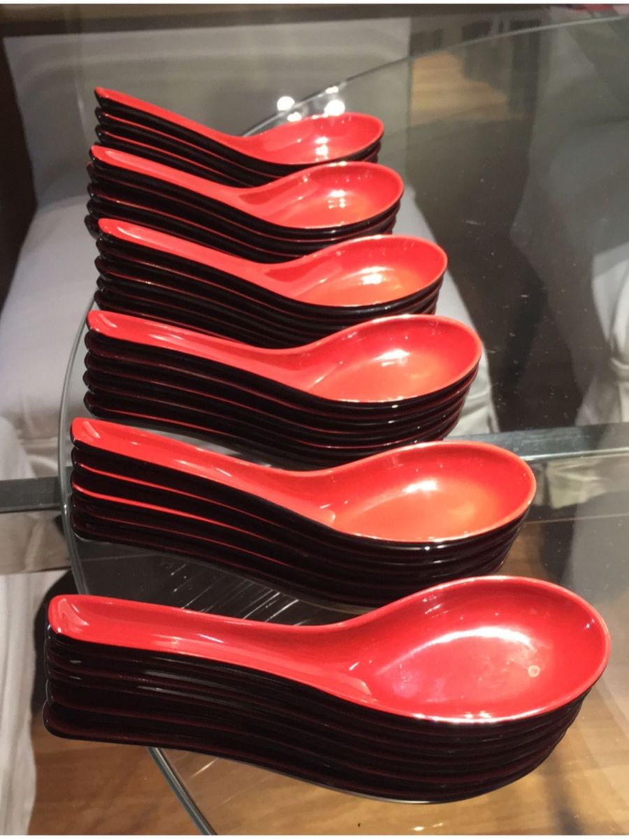 Foto de Colheres Brancas E Pretas De Fios Com Guardanapo Decorativo Sobre Fundo Preto Placa Preta Textura Quadro Abstrata Costura Vista 273900805