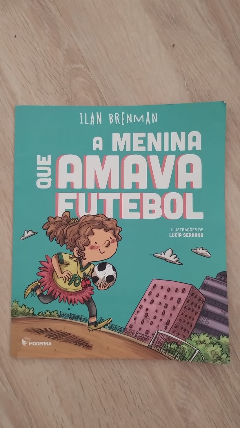 A Menina Que Amava Futebol | Livro Usado 137120463 | enjoei