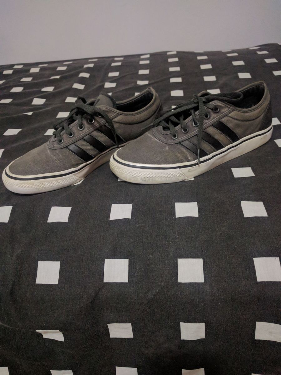 tênis adidas skateboarding adiease cinza