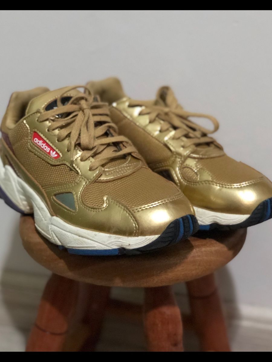 tenis adidas falcon dourado