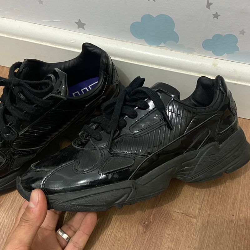 Adidas best sale falcon preto