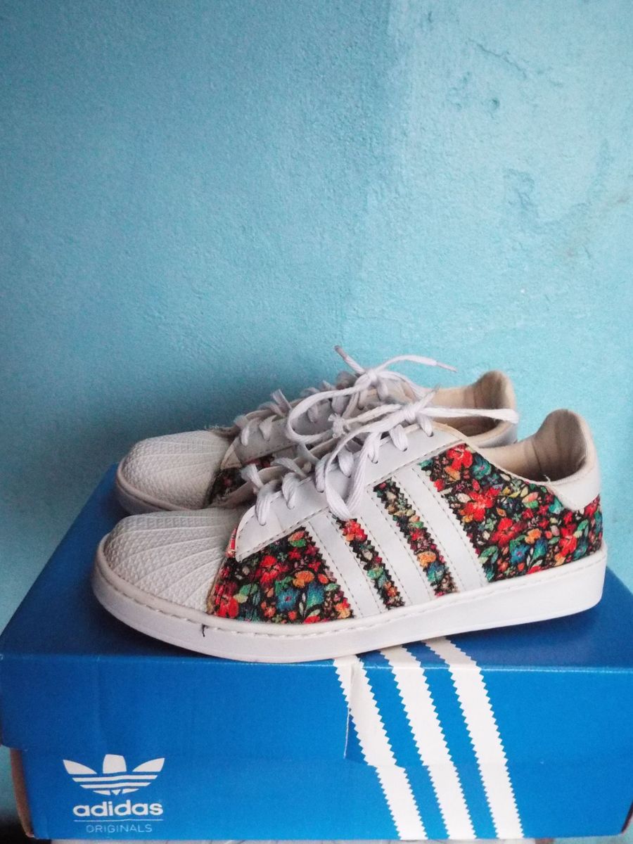 tenis adidas florido