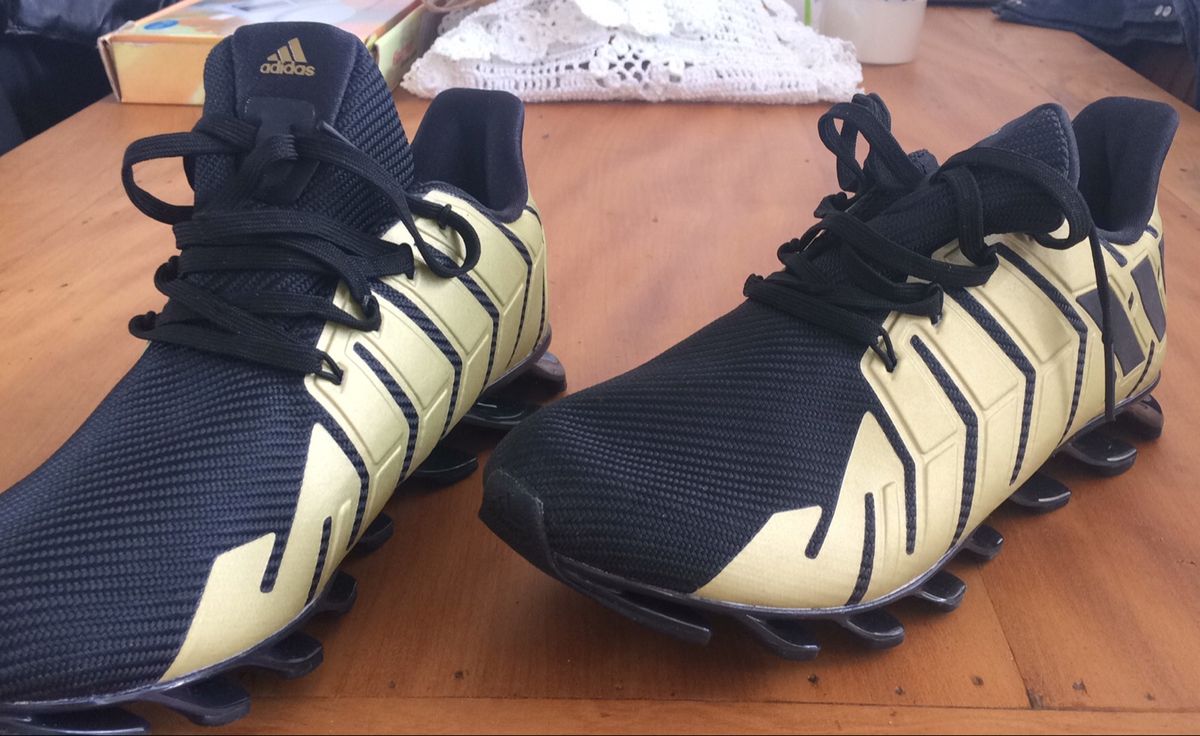 springblade preto e dourado