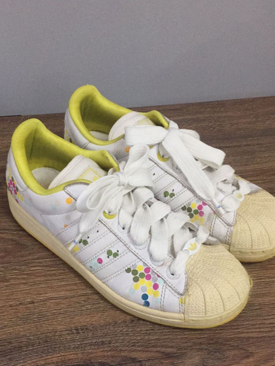 tenis adidas amarelo superstar