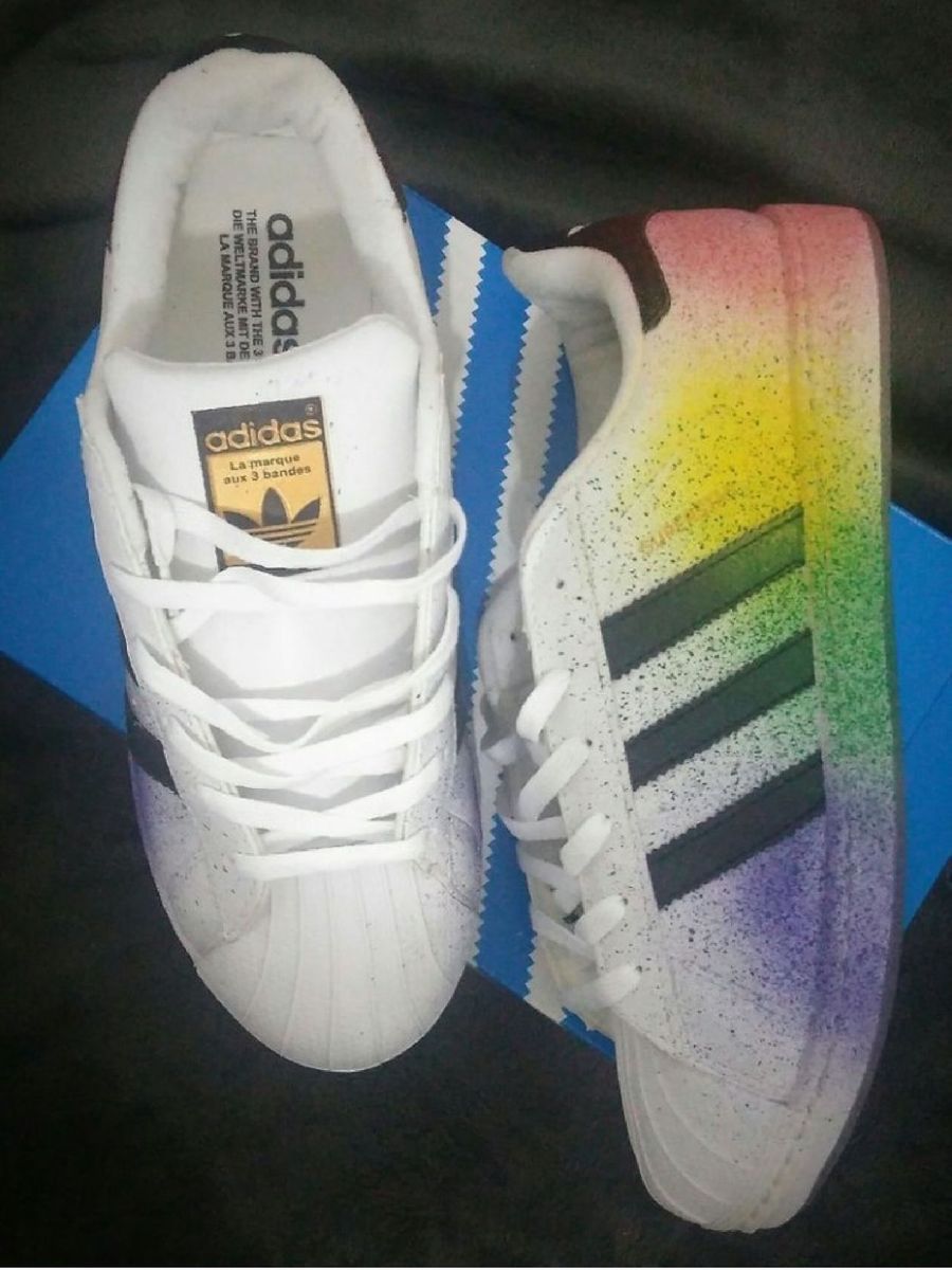 tênis colorido da adidas