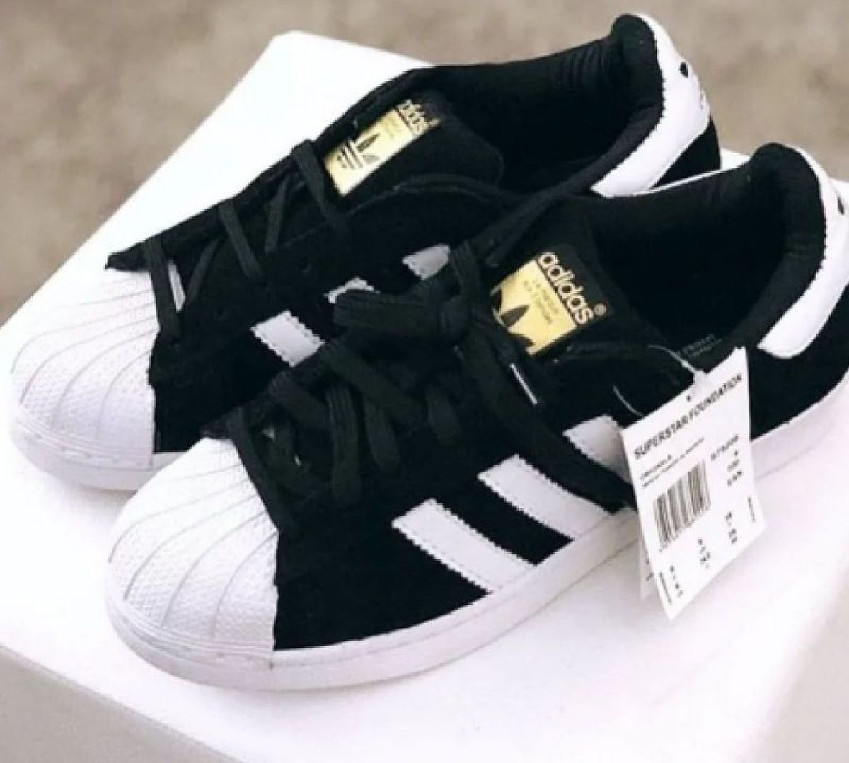 tenis com lingua grande