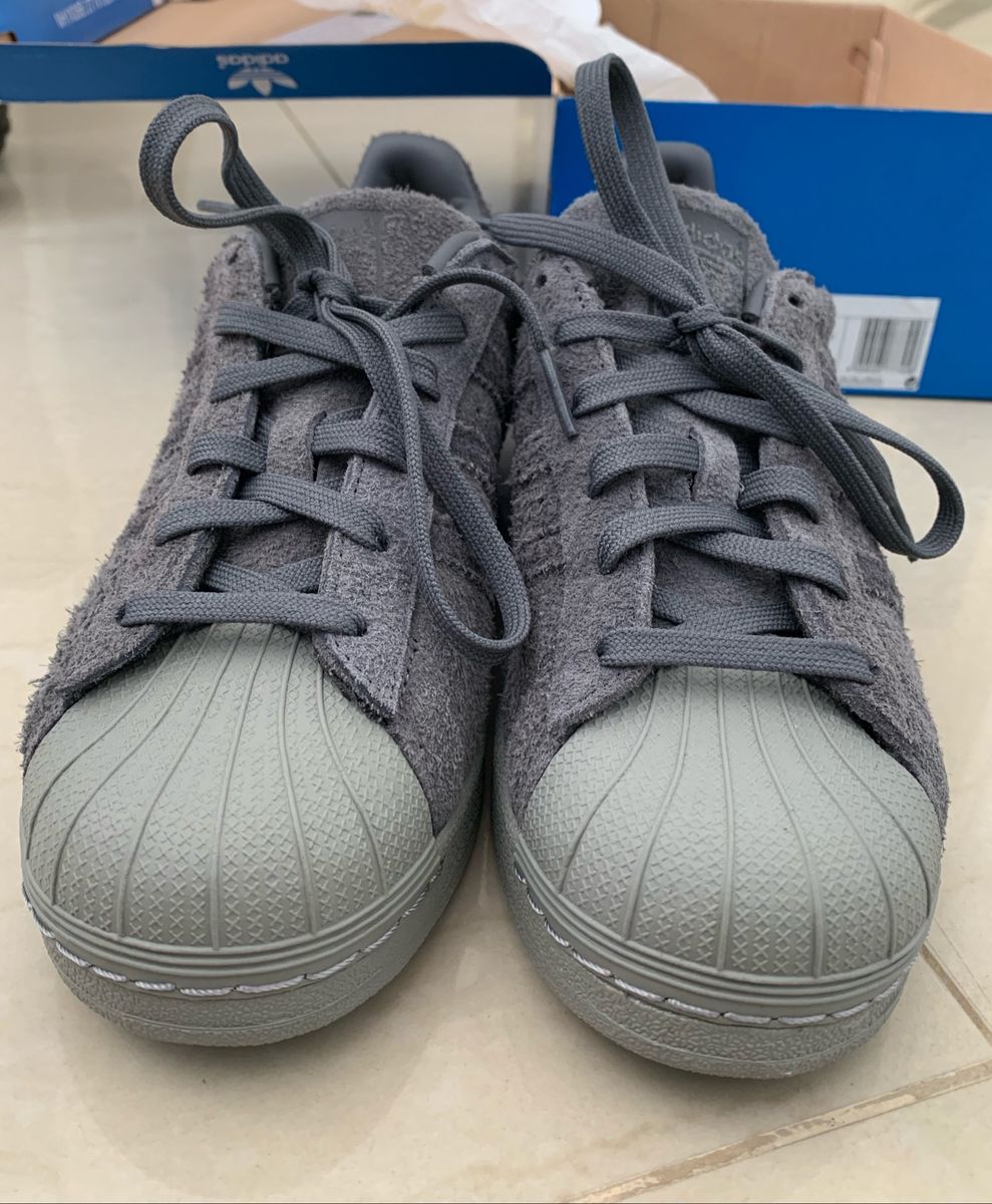 tenis superstar cinza