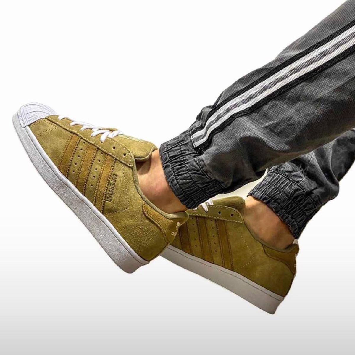 tenis adidas marrom camurça