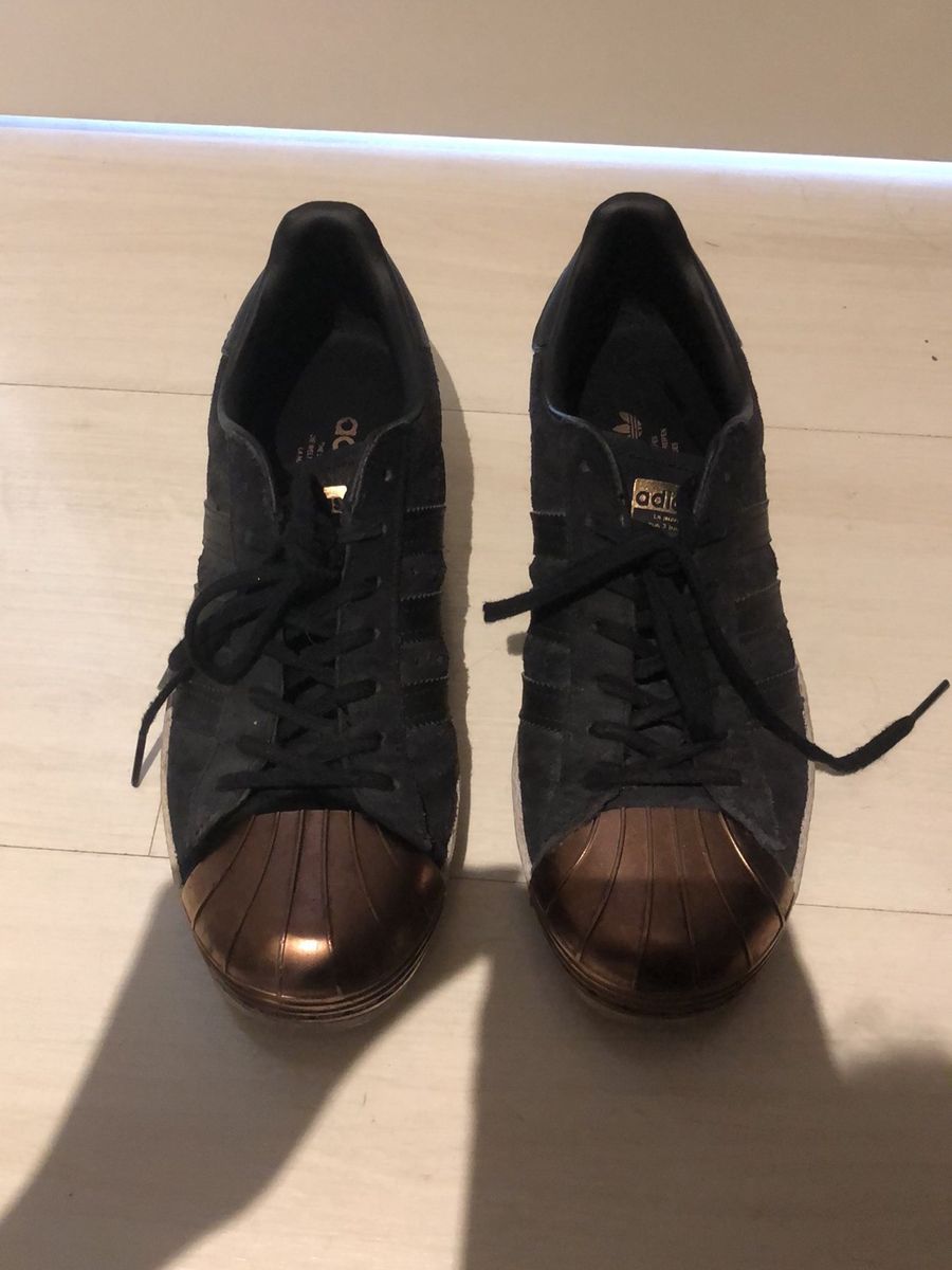 tenis adidas preto com dourado