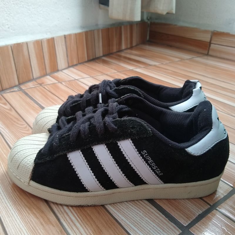 Superstar preto e store branco