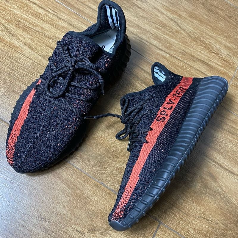 Yeezy preto best sale com vermelho