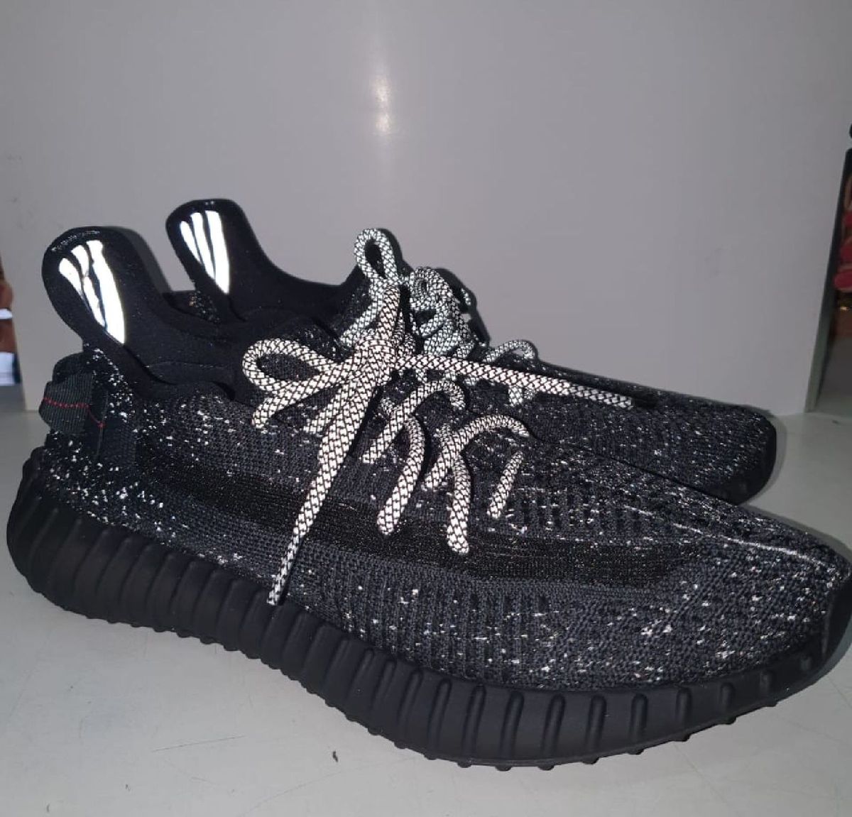 tenis yeezy refletivo