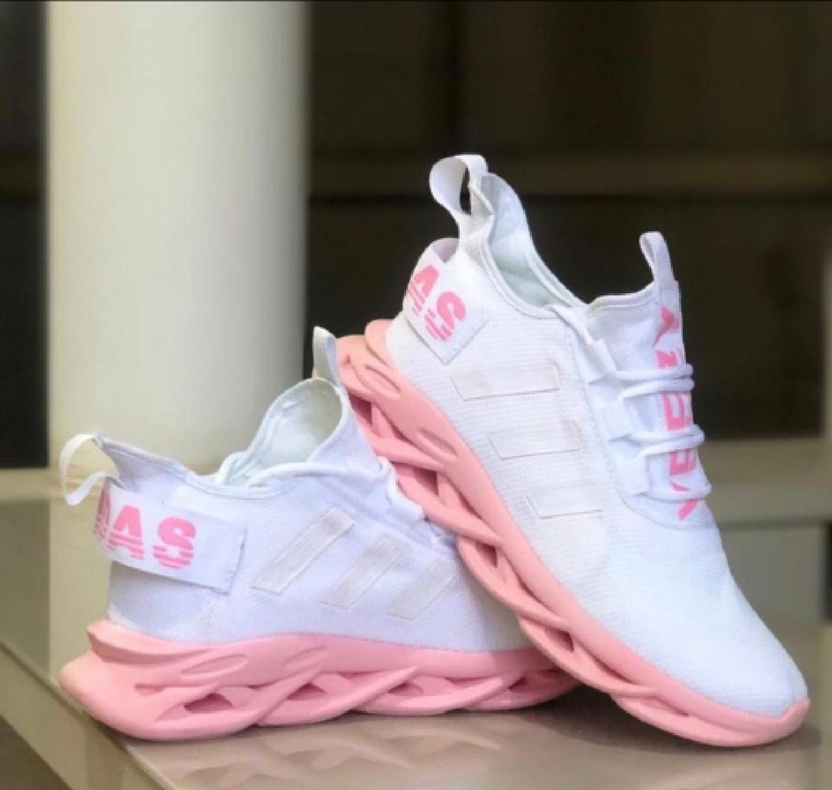 tenis da adidas branco e rosa