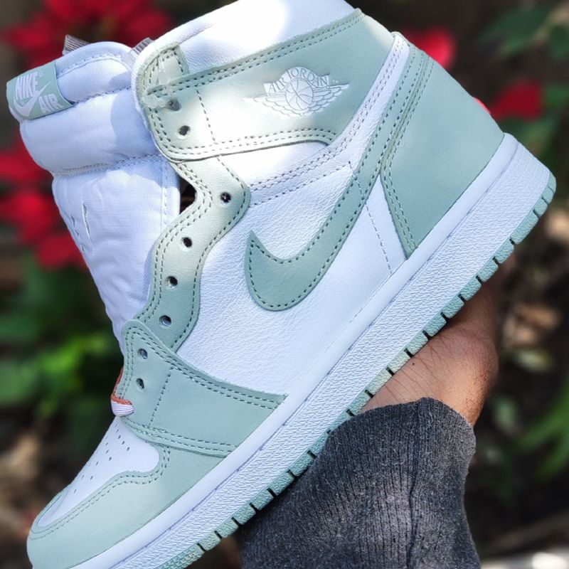 Seafoam best sale green nikes