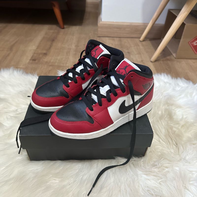 Nike Air Jordan 1 Mid GS Chicago store 'Black Toe' 4.5Y