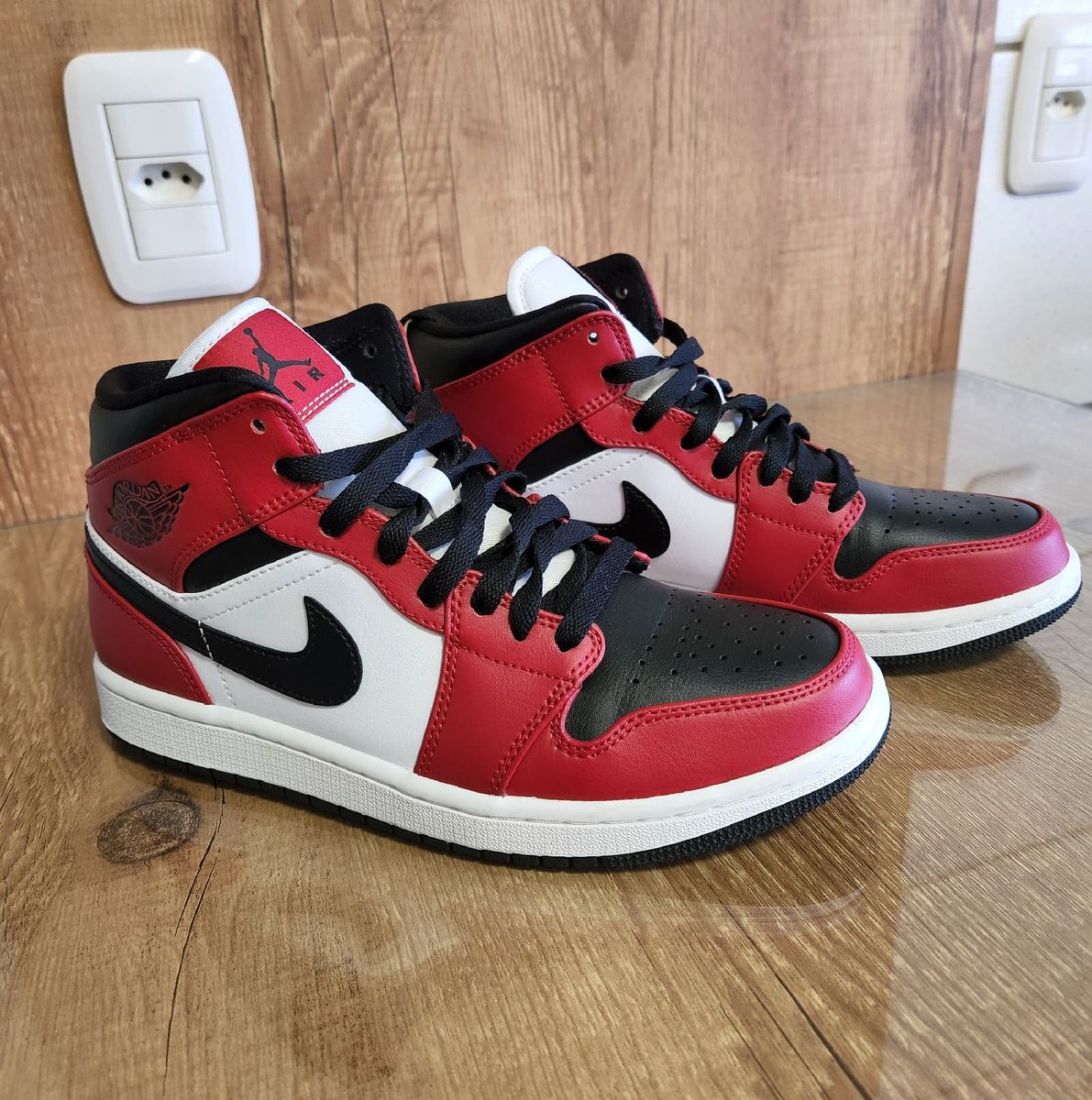 air jordan 1 mid chicago snipes
