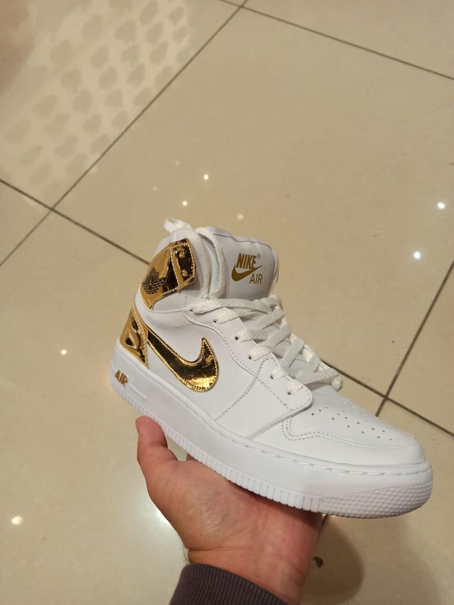 Tenis jordan hot sale branco e dourado