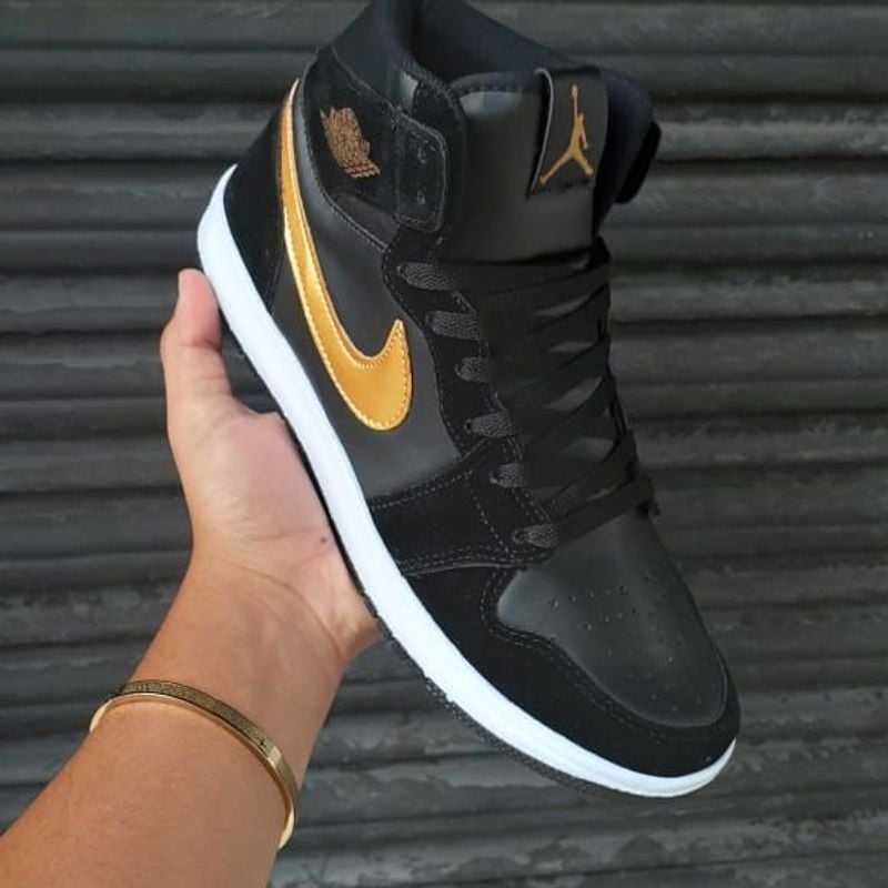 Jordan preto e store dourado