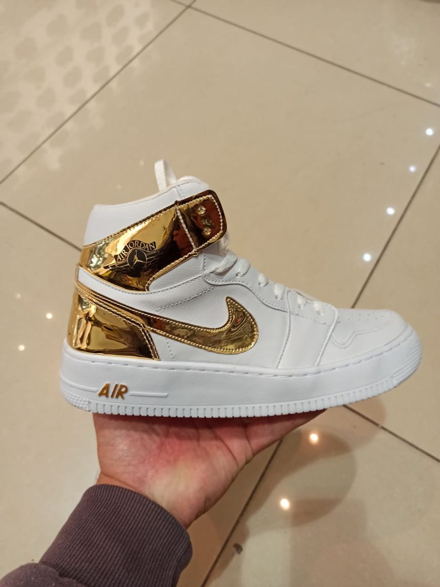tenis jordan branco e dourado