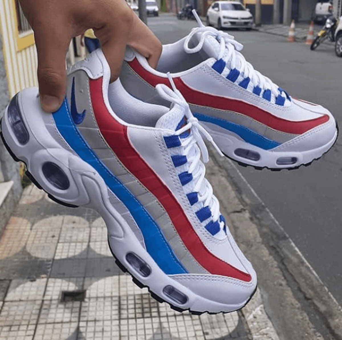 tenis nike branco vermelho e azul