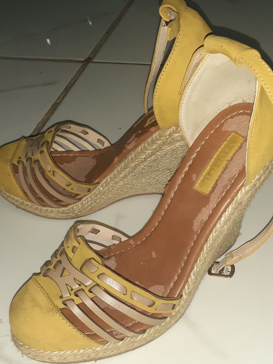 sapato anabela amarelo