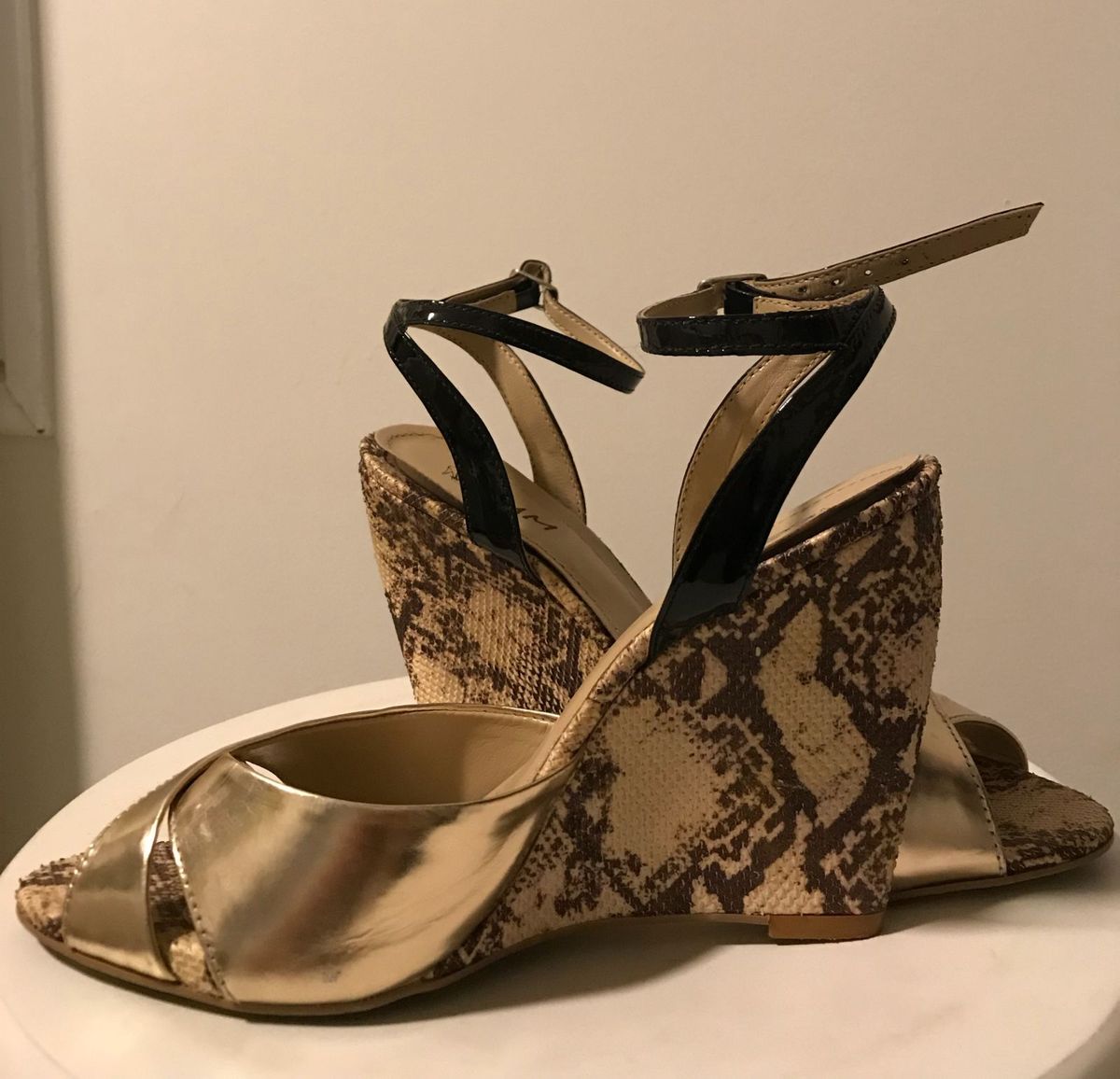 anabela cobra com dourado - sandálias sem marca