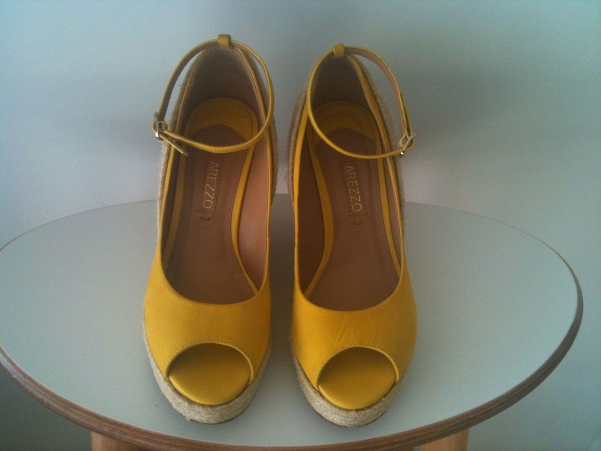 sandalia anabela de corda arezzo