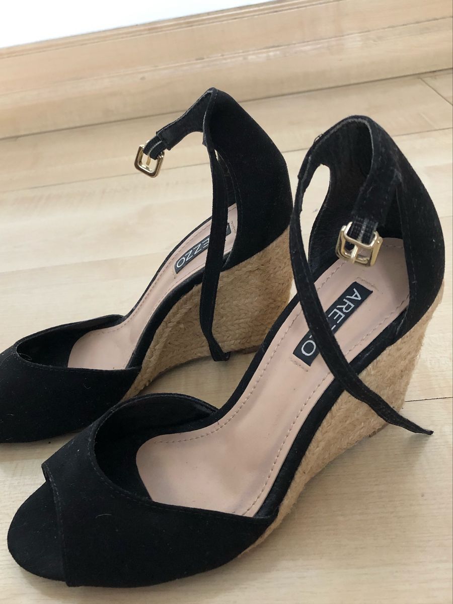 sandalia anabela preta arezzo