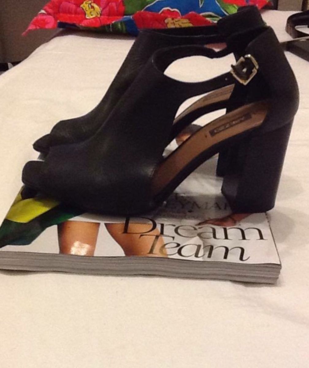 sandalia abotinada arezzo