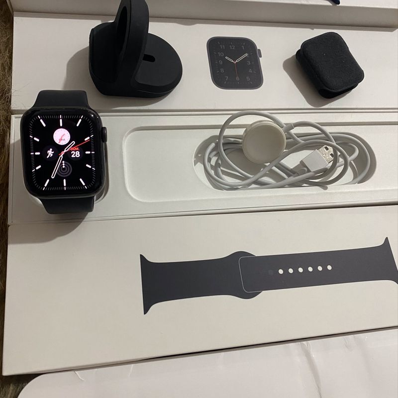 Apple Watch SE de 44mm  ⁣Com o Apple Watch SE de 44mm na cor Space Grey,  você tem a tecnologia mais avançada em um design elegante e discreto.⁣ 👉  Mantenha-se conectado