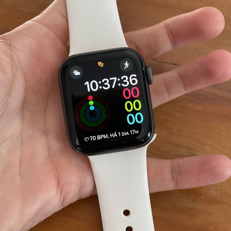 Apple Series 4 Silver orders 40 mm Smart Watch