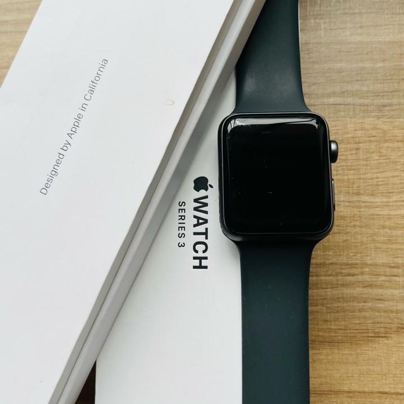 Black Apple top Watch Series 3 42mm