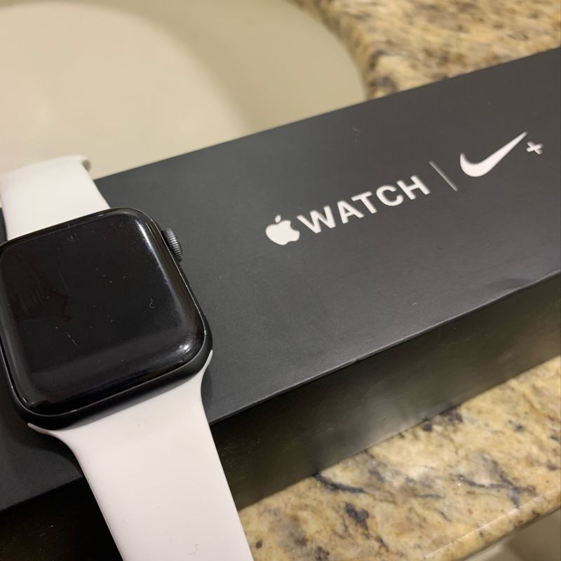 Apple watch best sale 4 nike silver