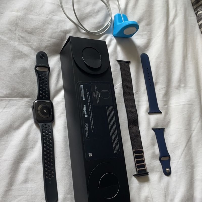 Apple watch series 4 nike best sale plus 44mm