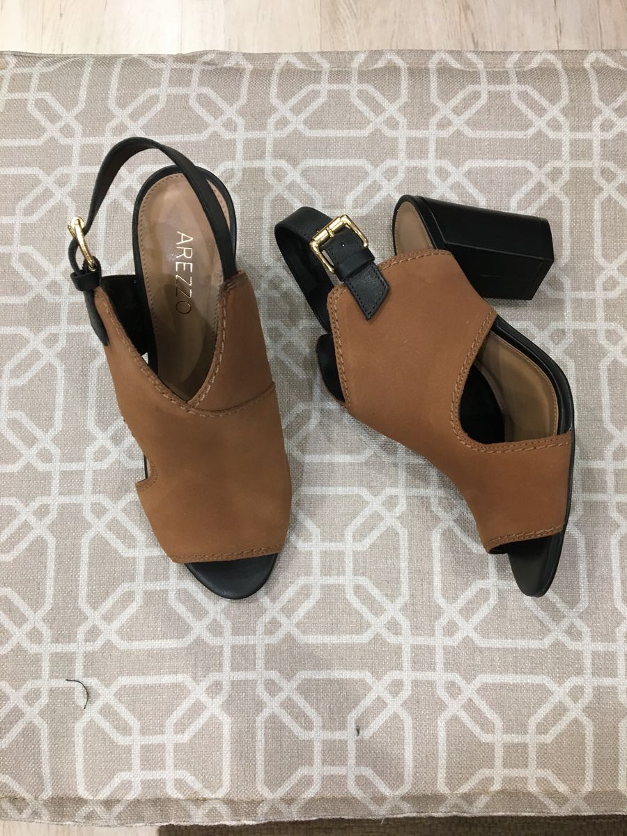 sandalia abotinada arezzo