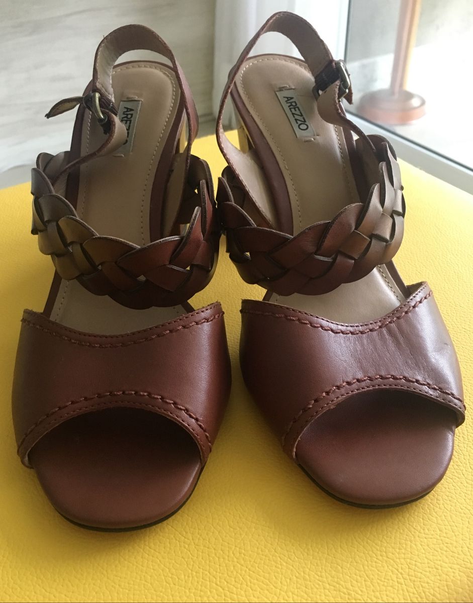 sandalia arezzo caramelo