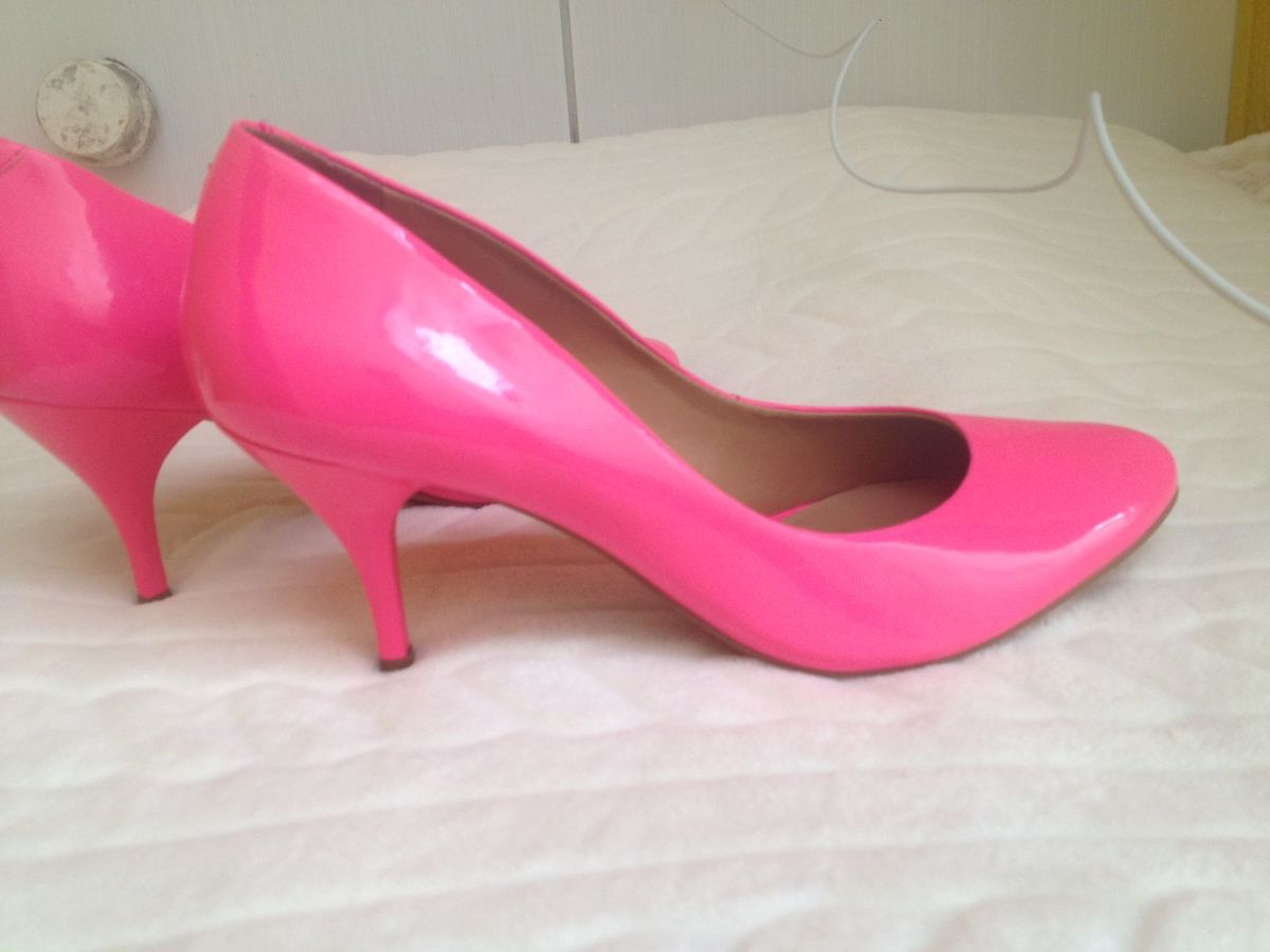sapato rosa neon