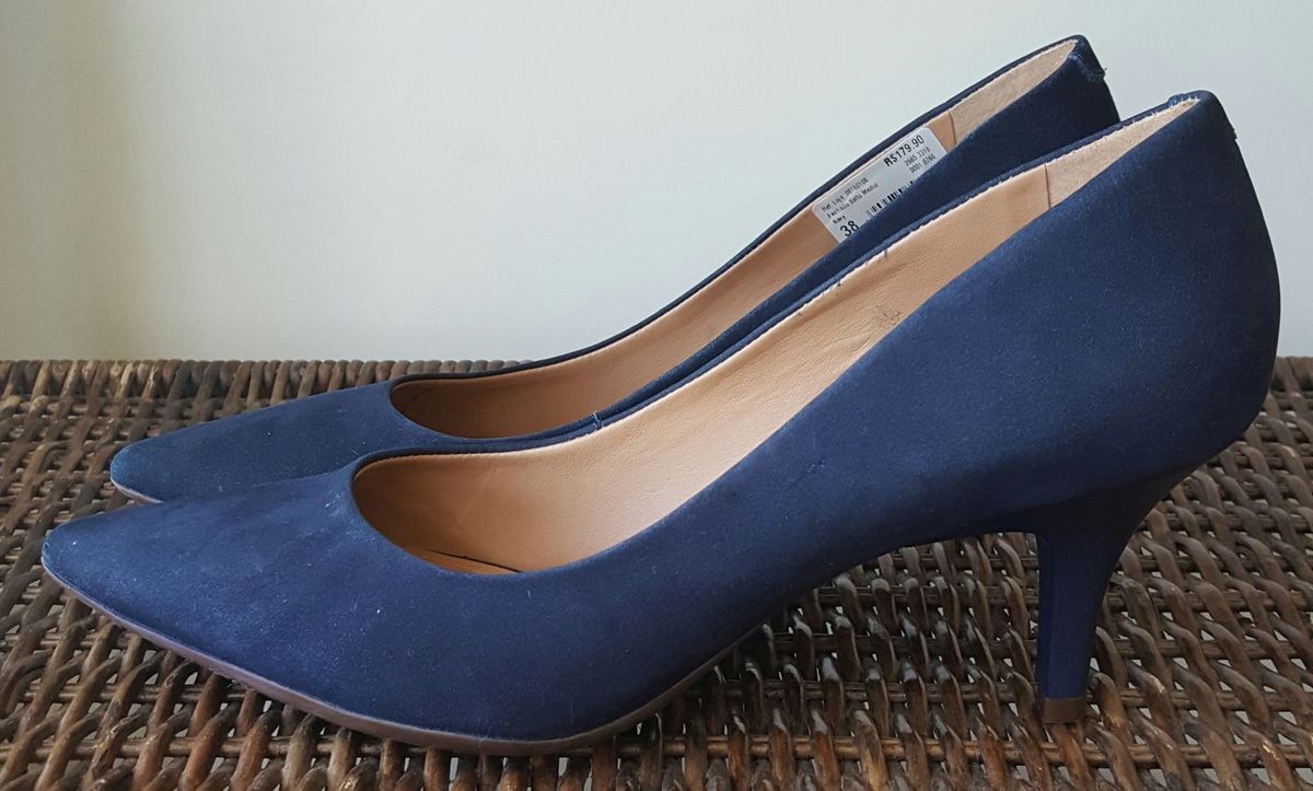 scarpin azul marinho arezzo