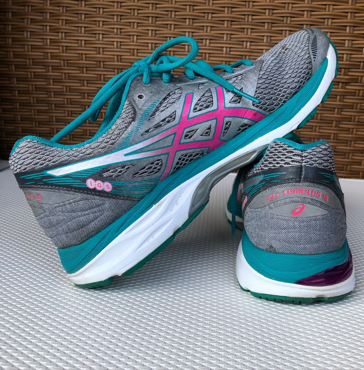 tenis asics cinza e verde