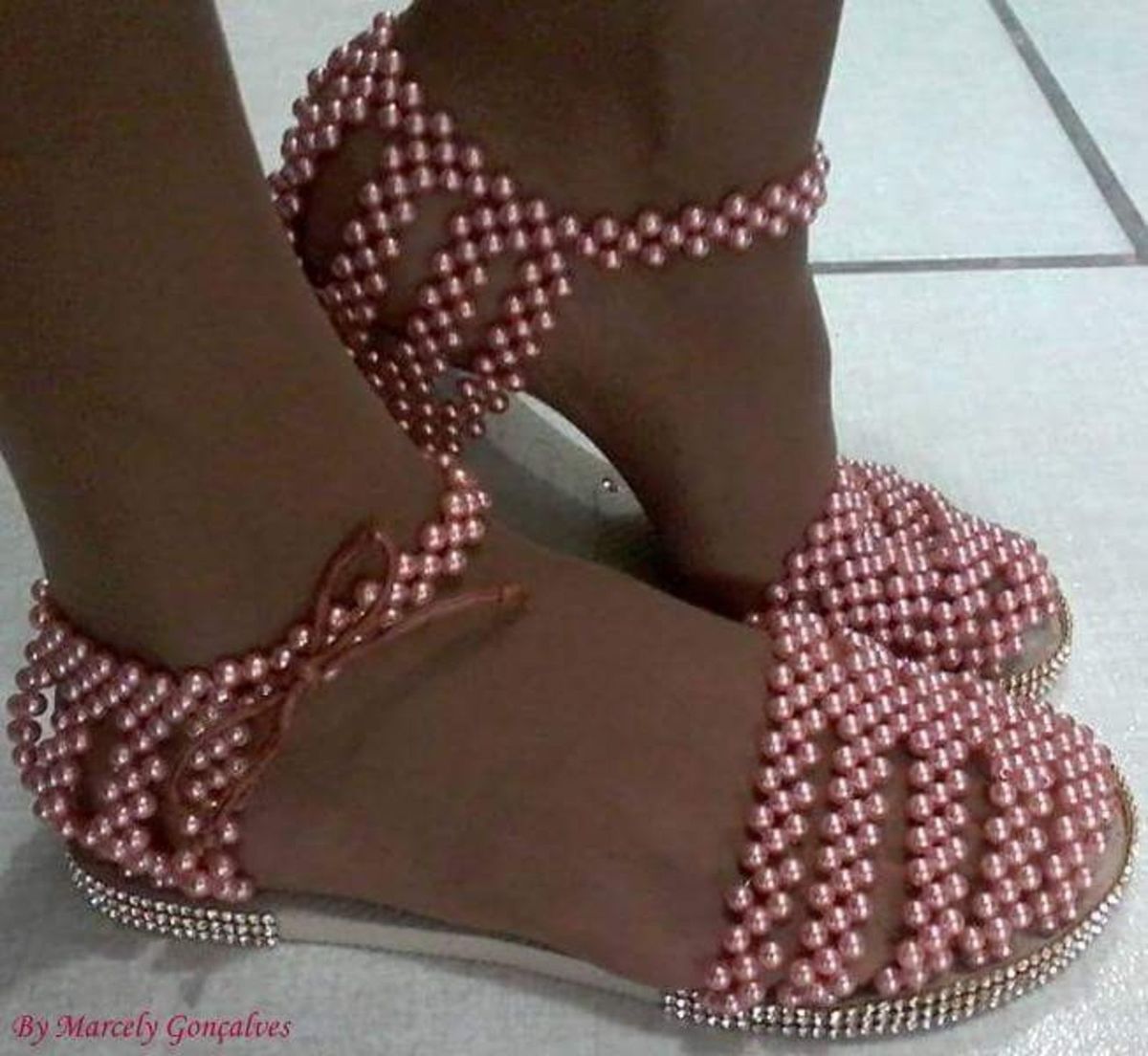 sandalia decorada com perola e strass