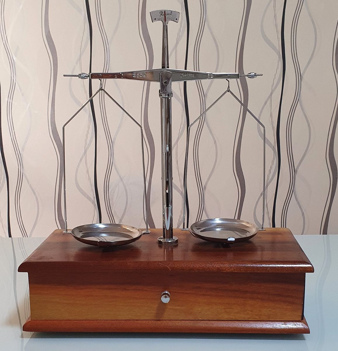 Balança Antiga de Precisão Portátil com Pesos | Item de Decoração ...