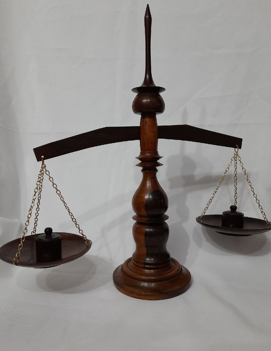 Balança da Justiça Antiga - 47x50x14 | Móvel de Antiquário Usado ...