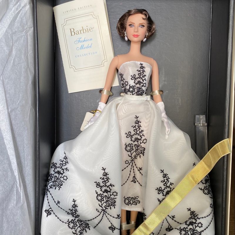 PRÉ-VENDA Roupa Barbie Audrey Hepburn Catmask - Mattel