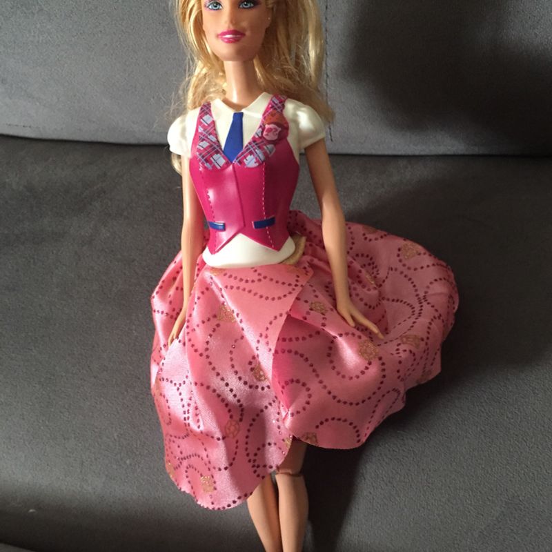 BARBIE NA ESCOLA DA PRINCESA CHARM Online 