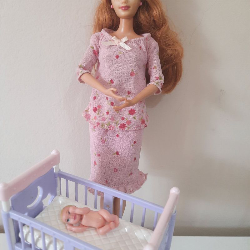 Barbie 🤰, BARBIE GRÁVIDA 🤰 Está grávida e tem um bebê na barriga, que  também pode ser tirado da barriga. Vem com cadeira e acessórios 🏍️Fazemos  entrega a partir, By Bia Presentes